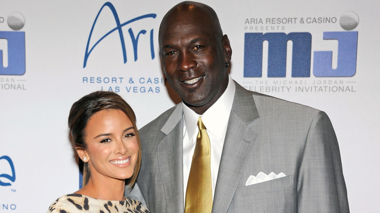 Yvette Prieto sorride con Michael Jordan