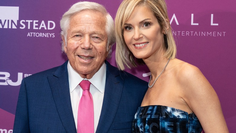 Robert Kraft posa con la dottoressa Dana Blumberg