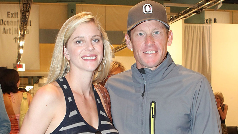  Lance Armstrong sorridente con Anna Hansen