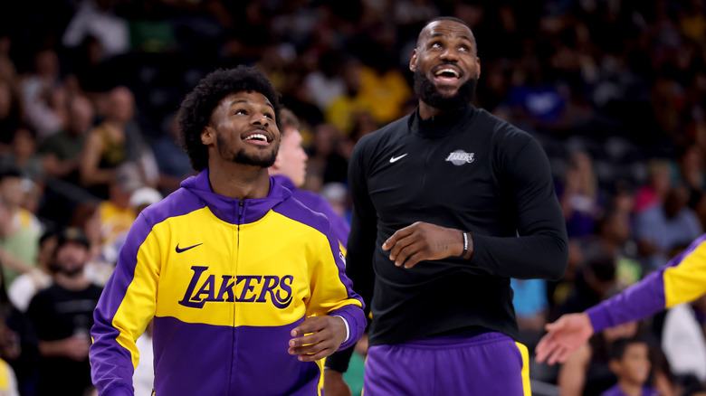 LeBron e Bronny James in campo