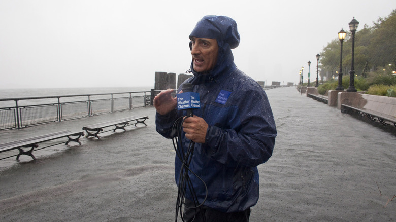 Jim Cantore a rapporto sotto la pioggia