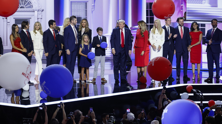 Donald Trump e famiglia sul palco RNC