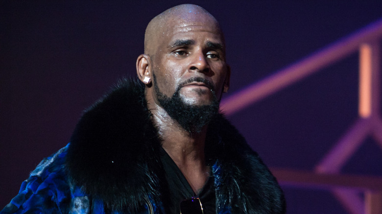 R. Kelly accigliato