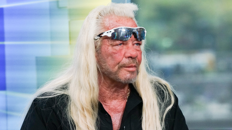 Duane Chapman con gli occhiali da sole alzati