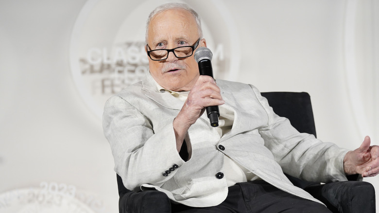 Richard Dreyfuss con in mano il microfono