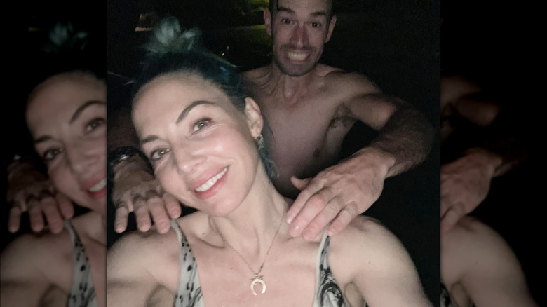 Whitney Cummings e Alex Barnes si fanno un selfie