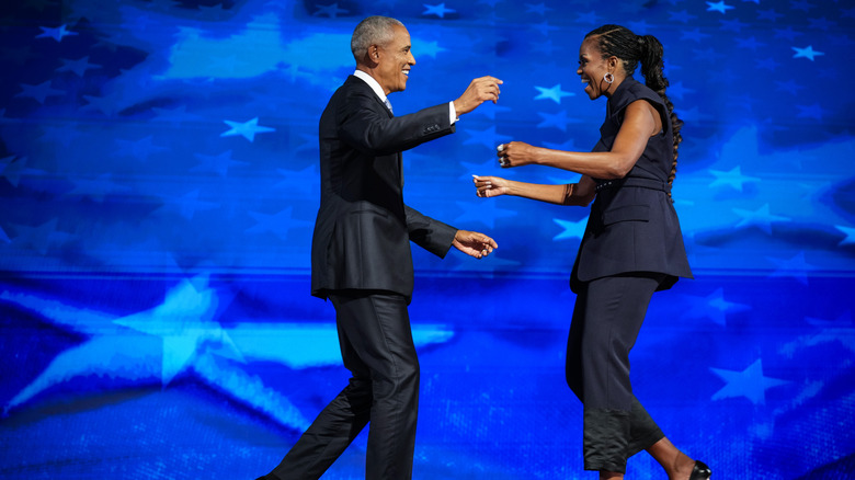 Barack Obama saluta Michelle Obama