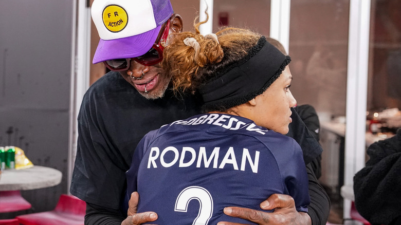 Dennis Rodman e Trinity Rodman si abbracciano