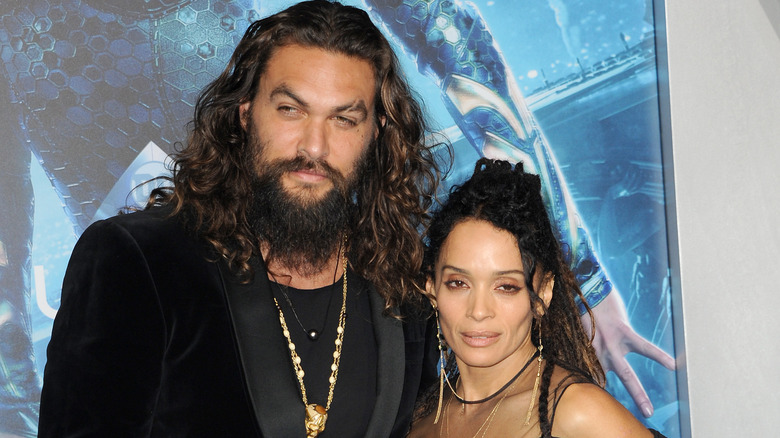 Jason Momoa e Lisa Bonet posano ad un evento