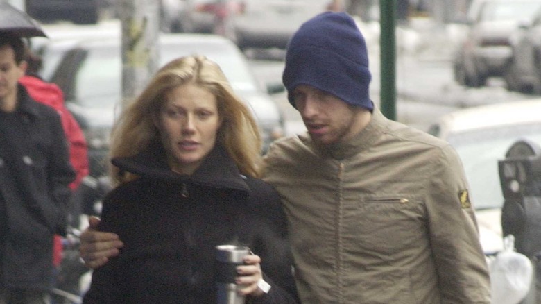 Gwyneth Paltrow cammina per strada con Chris Martin