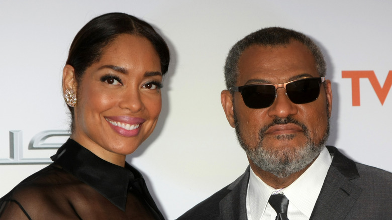 Gina Torres e Laurence Fishburne posano ad un evento