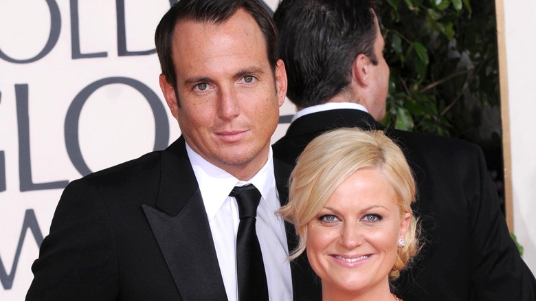 Amy Poehler e Will Arnett posano su un tappeto rosso