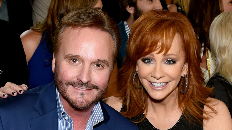 Narvel Blackstock e Reba McEntire posano seduti