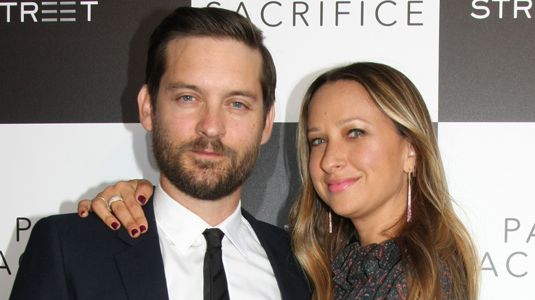 Tobey Maguire e Jennifer Meyer posano ad un evento