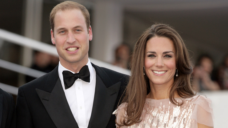 Il principe William e Kate Middleton sorridono durante un evento formale