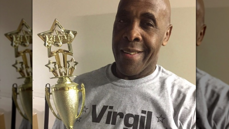 Michael Virgil Jones tiene in mano il trofeo