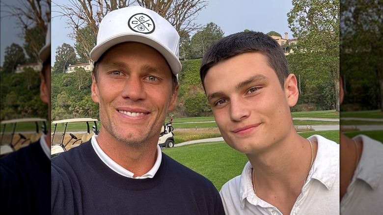 Tom Brady posa con suo figlio Jack sul campo da golf