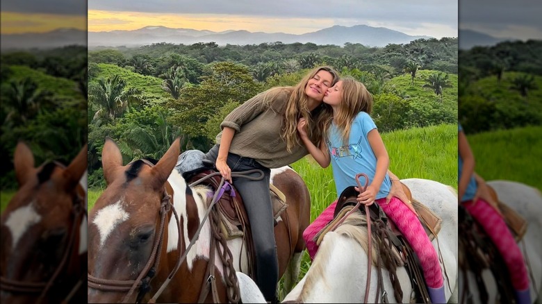 Vivian e Gisele Bündchen vanno a cavallo insieme