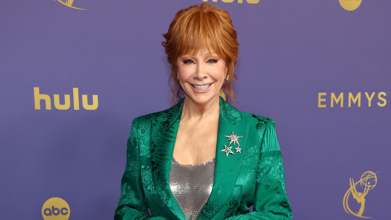 Reba McEntire indossa un abito verde