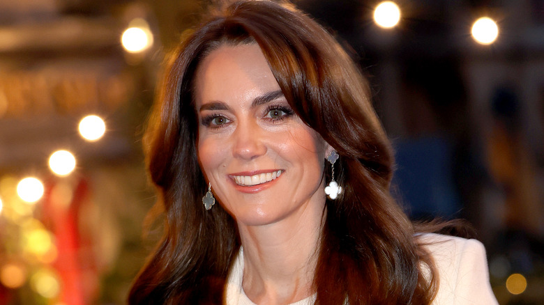 Kate Middleton vestita di bianco