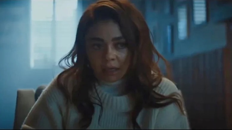 Sarah Hyland indossa un maglione bianco nella pubblicità di Taco Bell