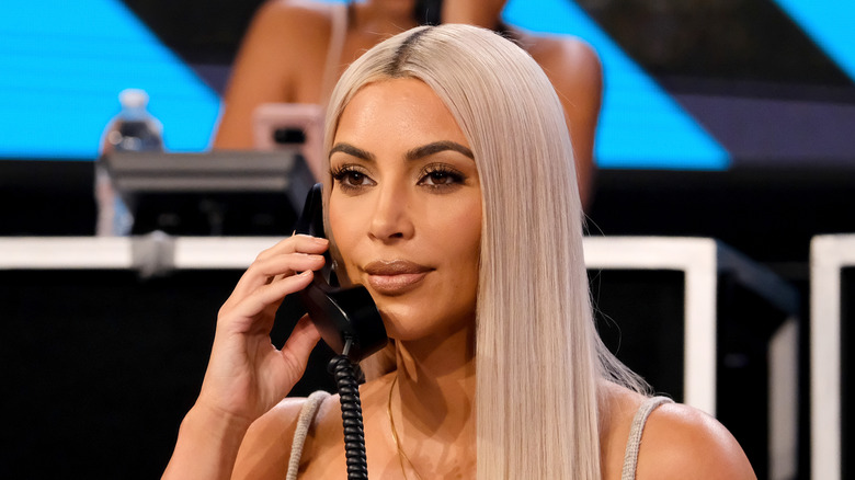 Kim Kardashian al telefono