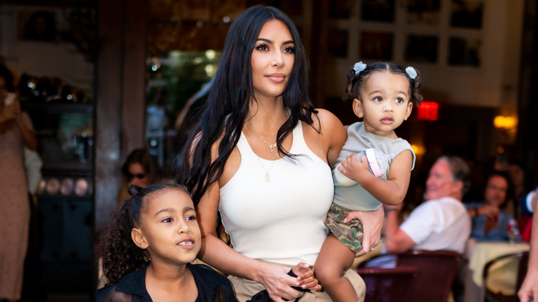 Kim Kardashian con i bambini