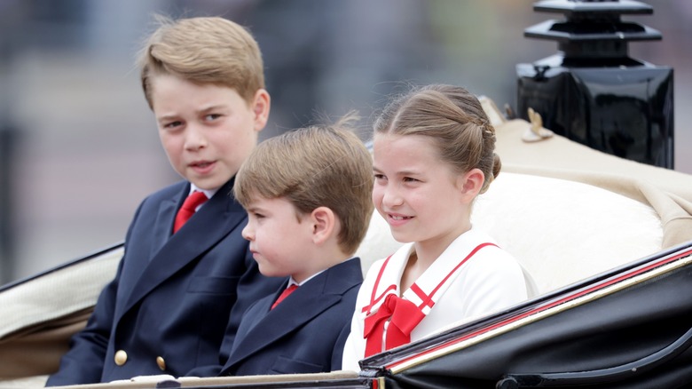 Il principe George, la principessa Charlotte e il principe Louis seduti