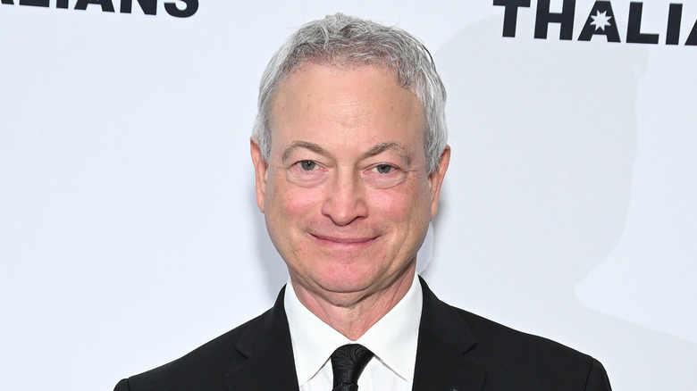 Gary Sinise sorride in primo piano sul tappeto rosso 