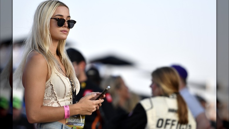 Olivia Dunne partecipa all'evento NASCAR