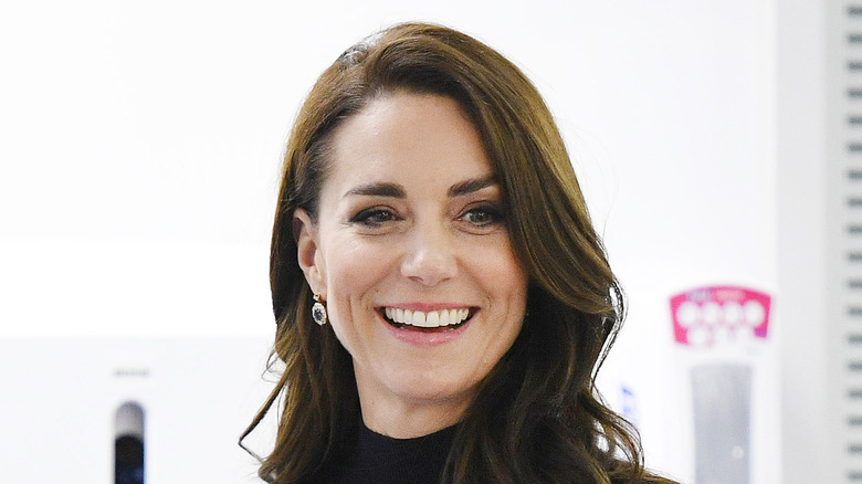 Kate Middleton sorride in primo piano