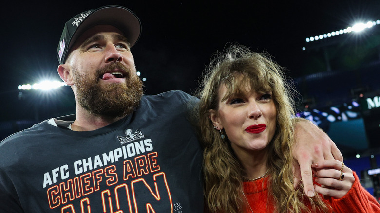 Travis Kelce e Taylor Swift sorridono