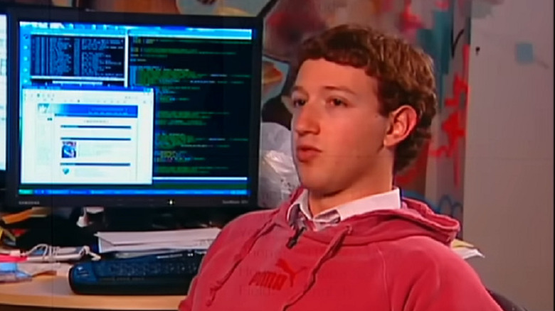 Mark Zuckerberg è seduto davanti al desktop