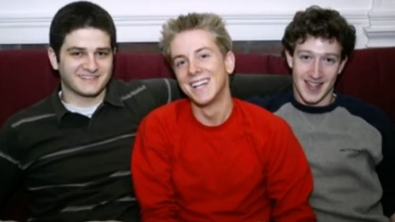 Mark Zuckerberg, Dustin Moskovitz e Chris Hughes sorridono