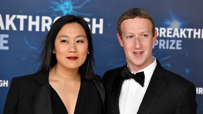 Priscilla Chan e Mark Zuckerberg in posa