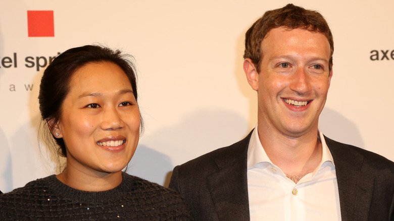 Mark Zuckerberg e Priscilla Chan sorridono