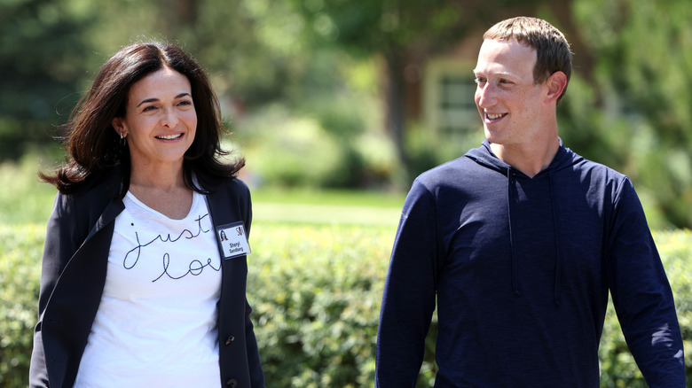 Mark Zuckerberg e Sheryl Sandberg sorridono