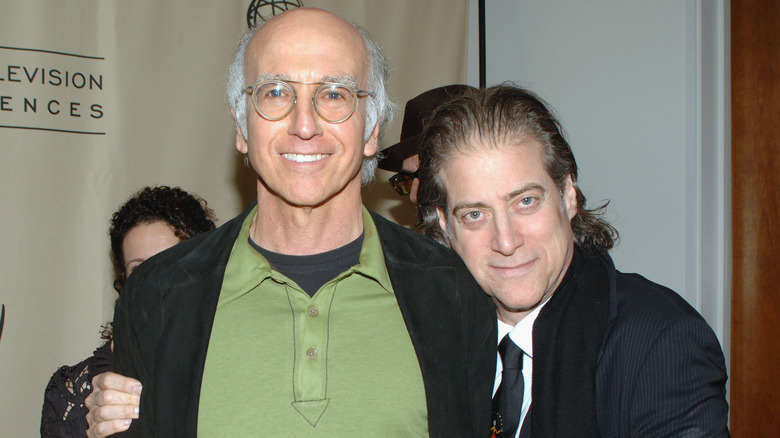 Richard Lewis con un braccio attorno a Larry David