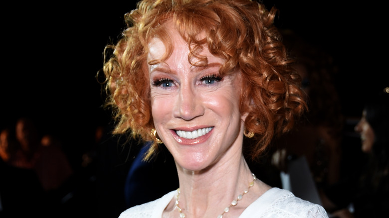 Kathy Griffin sorride all'evento sul tappeto rosso