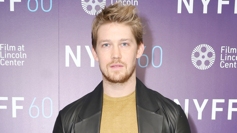 Joe Alwyn sul tappeto rosso 