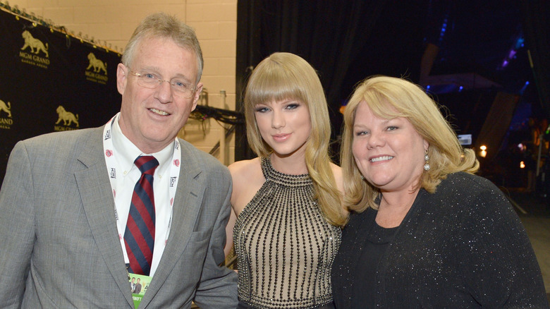 Taylor Swift con i suoi genitori, Andrea e Scott Swift