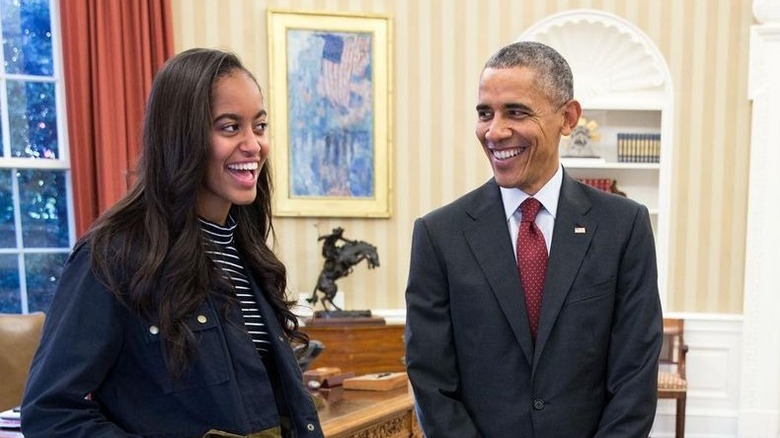 Malia e Barack Obama ridono nello Studio Ovale