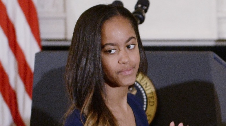 Malia Obama guarda di traverso in primo piano