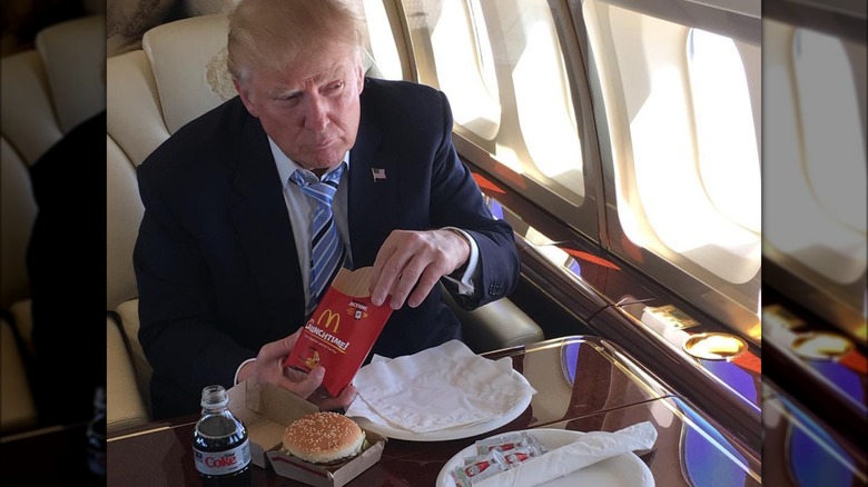 Donald Trump mangia hamburger e patatine del McDonald's