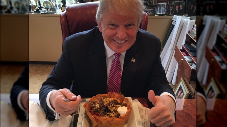 Donald Trump mangia cibo messicano