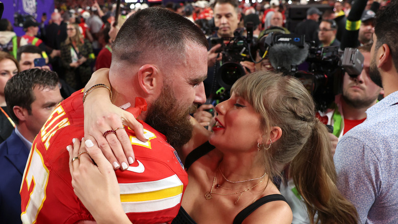 Travis Kelce e Taylor Swift si abbracciano