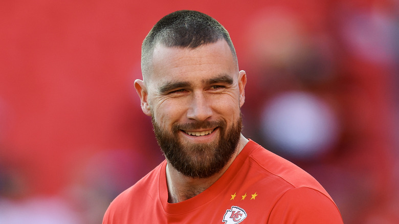 Travis Kelce sorride