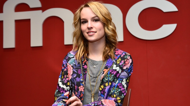 Bridgit Mendler sorride