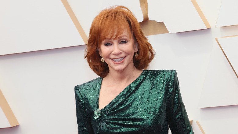 Reba McEntire in un abito verde con paillettes