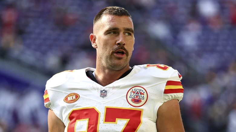 Travis Kelce gioca a calcio